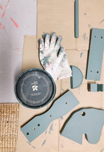 Pièce du petit cheval peintes avec le pot de peinture