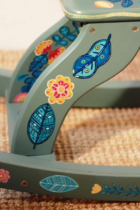 Les pates avant du cheval à bascule