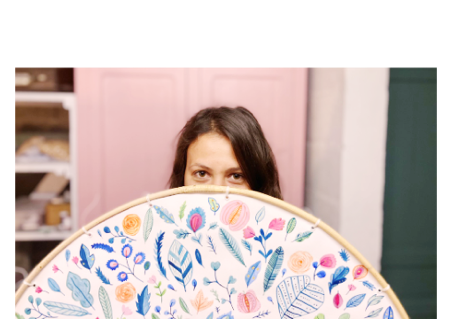 Photo de la créatrice qui se cache derrière une aquarelle
